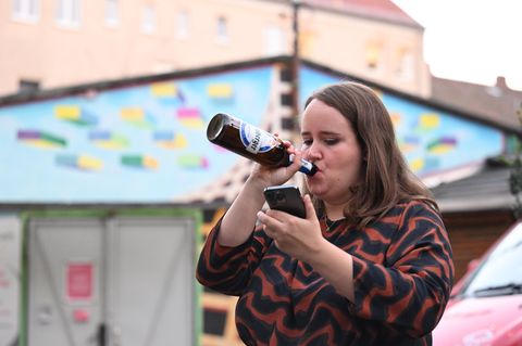 Das Foto, das zum viralen Hit wird: Ricarda Lang, Bundesvorsitzende von Bündnis90/Die Grünen trinkt auf der Wahlparty ihrer Partei ein Bier.