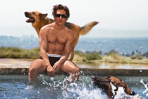 Jeremy Allen White mit Hunden am Pool/ Kampagne Calvin Klein