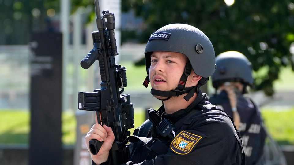 Schüsse München Konsulat Israel München: Polizisten sind in der Nähe des Israelischen Generalkonsulats im Einsatz