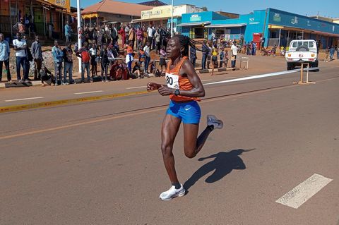 Rebecca Cheptegei läuft auf einer Straße in Uganda