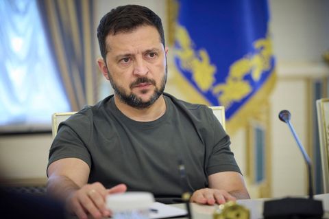 Der ukrainische Präsident Volodymyr Selenskyj an einem Schreibstisch während des Treffens.