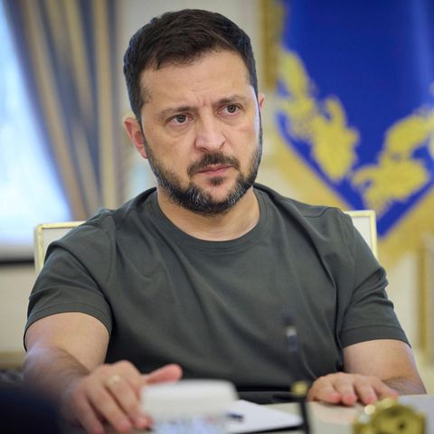 Der ukrainische Präsident Volodymyr Selenskyj an einem Schreibstisch während des Treffens.