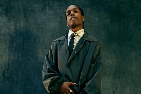 A$AP Rocky Portrait Ganzfigur. Er rappt über Taylor Swift