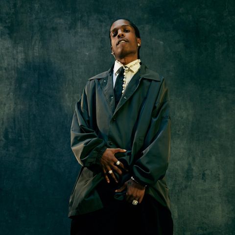 A$AP Rocky Portrait Ganzfigur. Er rappt über Taylor Swift