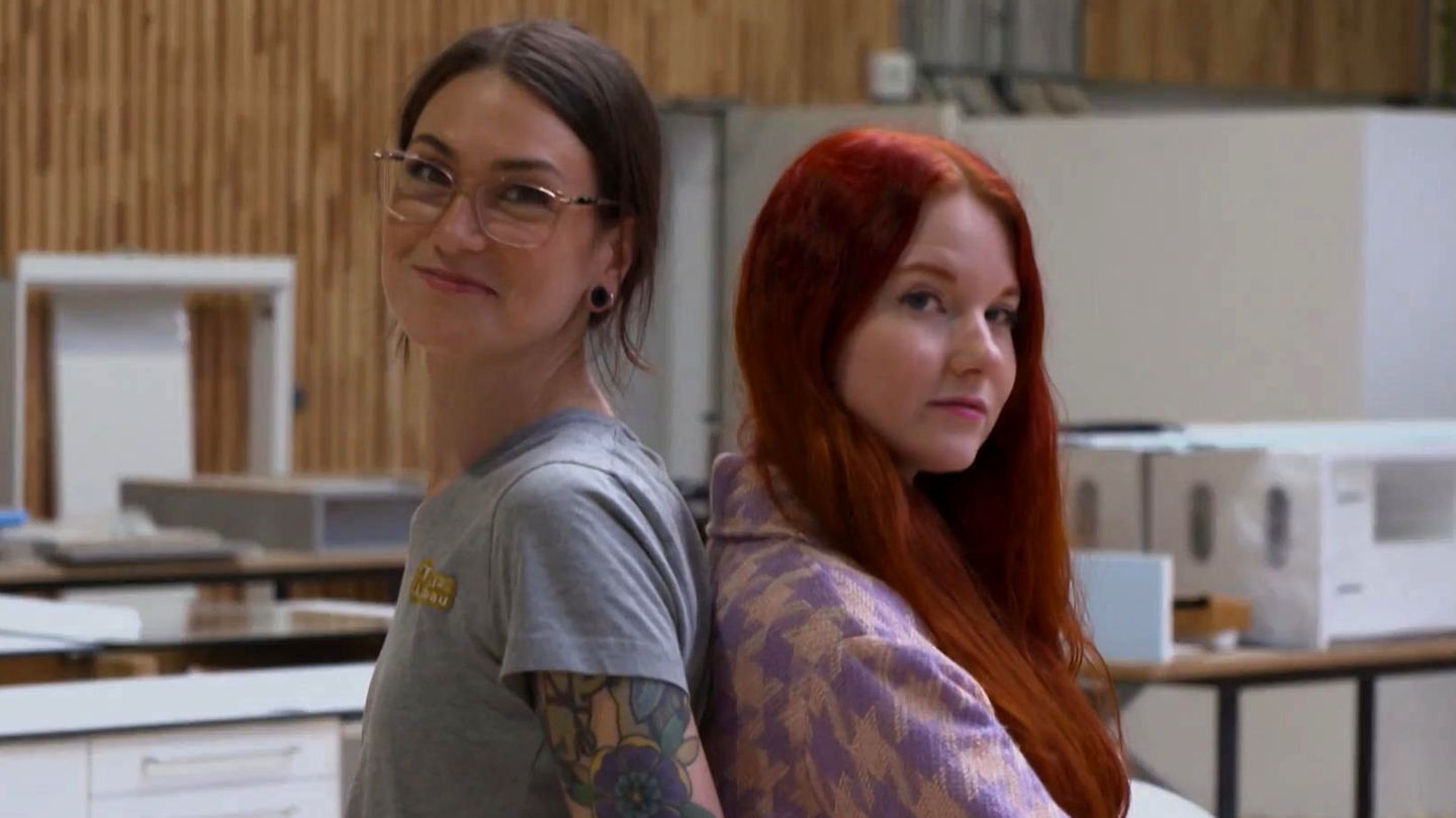 Crafts versus social media: carpenter and influencer compare jobs
