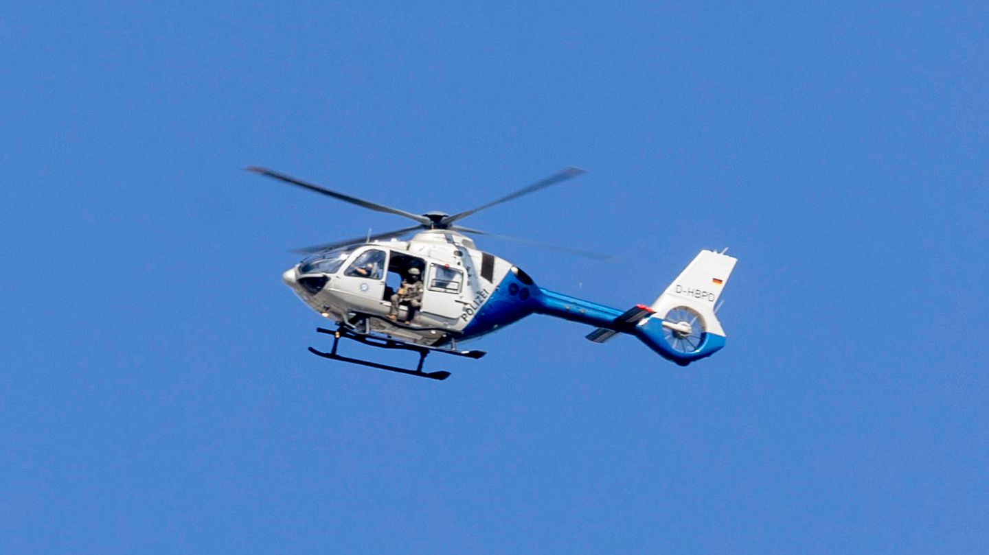 Bei dem Schusswechsel sei der Mann getroffen worden. Er sei noch am Einsatzort gestorben. Die Polizei rückte daraufhin mit vielen Kräften und einem Hubschrauber aus. "Mit diesem Einsatzmittel bekommen wir aus der Luft einen besseren Überblick über die aktuelle Lage", schrieb die Polizei München auf X