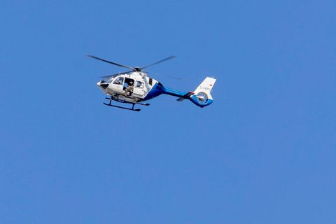 Bei dem Schusswechsel sei der Mann getroffen worden. Er sei noch am Einsatzort gestorben. Die Polizei rückte daraufhin mit vielen Kräften und einem Hubschrauber aus. "Mit diesem Einsatzmittel bekommen wir aus der Luft einen besseren Überblick über die aktuelle Lage", schrieb die Polizei München auf X