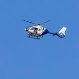 Bei dem Schusswechsel sei der Mann getroffen worden. Er sei noch am Einsatzort gestorben. Die Polizei rückte daraufhin mit vielen Kräften und einem Hubschrauber aus. "Mit diesem Einsatzmittel bekommen wir aus der Luft einen besseren Überblick über die aktuelle Lage", schrieb die Polizei München auf X