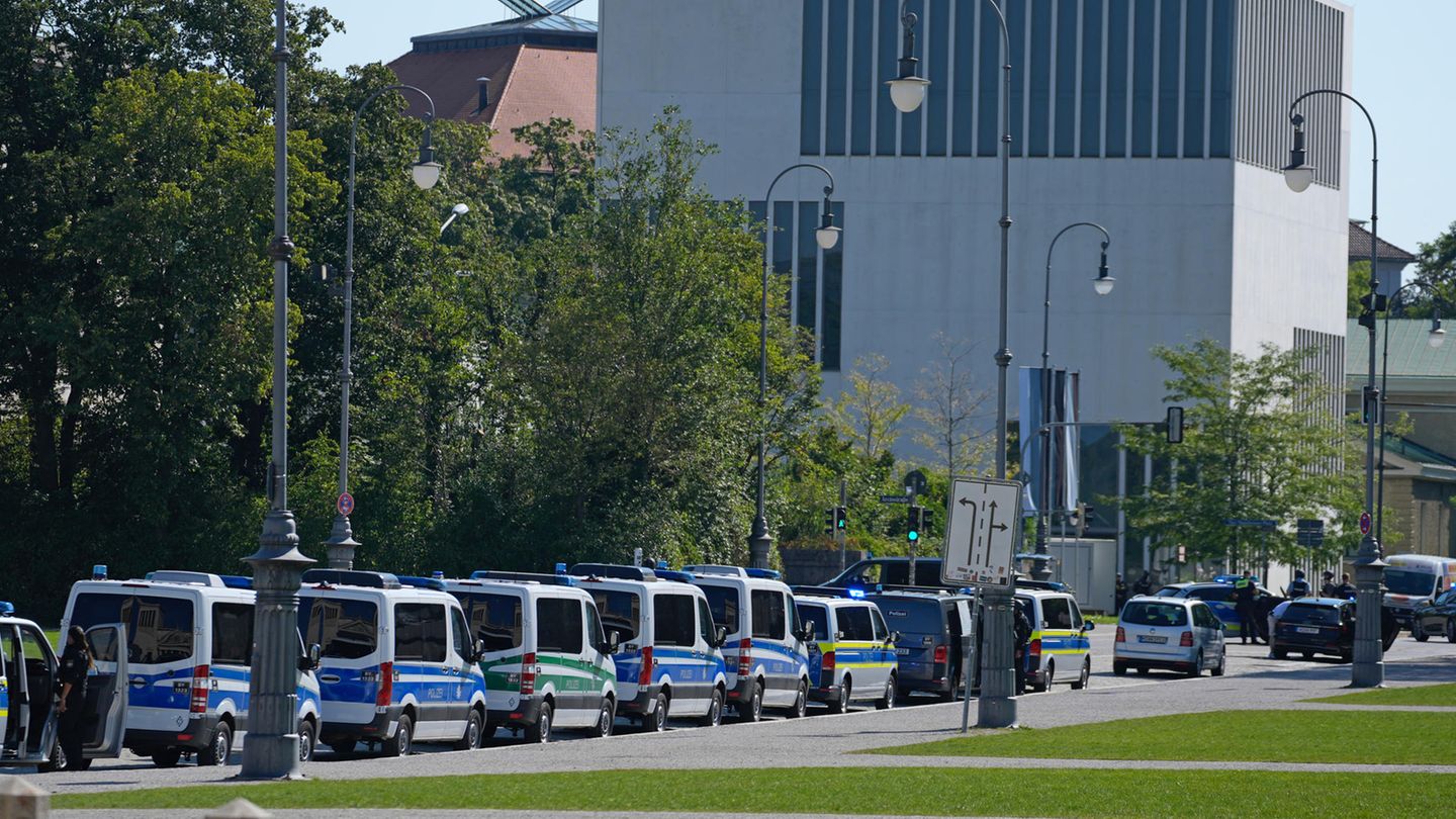Polizeieinsatz: In München ist es am Morgen zu einem Großeinsatz der Polizei gekommen. Polizisten hatten gegen 9 Uhr in dem Areal in der Nähe des israelischen Konsulats und des NS-Dokumentationszentrums den laut Polizei mit einer sogenannten Repetierwaffe älteren Baujahres bewaffneten Mann entdeckt. "Er hat gezielt auf die Polizisten geschossen, die haben das Feuer erwidert", sagte Bayerns Innenminister Joachim Herrmann (CSU) In München ist es am Morgen zu einem Großeinsatz der Polizei gekommen. Polizisten hatten gegen 9 Uhr in dem Areal in der Nähe des israelischen Konsulats und des NS-Dokumentationszentrums den laut Polizei mit einer sogenannten Repetierwaffe älteren Baujahres bewaffneten Mann entdeckt. "Er hat gezielt auf die Polizisten geschossen, die haben das Feuer erwidert", sagte Bayerns Innenminister Joachim Herrmann (CSU)