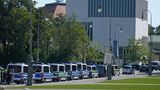 In München ist es am Morgen zu einem Großeinsatz der Polizei gekommen. Polizisten hatten gegen 9 Uhr in dem Areal in der Nähe des israelischen Konsulats und des NS-Dokumentationszentrums den laut Polizei mit einer sogenannten Repetierwaffe älteren Baujahres bewaffneten Mann entdeckt. "Er hat gezielt auf die Polizisten geschossen, die haben das Feuer erwidert", sagte Bayerns Innenminister Joachim Herrmann (CSU)