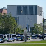 In München ist es am Morgen zu einem Großeinsatz der Polizei gekommen. Polizisten hatten gegen 9 Uhr in dem Areal in der Nähe des israelischen Konsulats und des NS-Dokumentationszentrums den laut Polizei mit einer sogenannten Repetierwaffe älteren Baujahres bewaffneten Mann entdeckt. "Er hat gezielt auf die Polizisten geschossen, die haben das Feuer erwidert", sagte Bayerns Innenminister Joachim Herrmann (CSU)