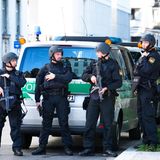 Beamte sperrten den Bereich um den Tatort weiträumig ab und durchsuchten ihn nach weiteren möglichen Verdächtigen. Über den Onlinedienst X wurden Menschen gebeten, das Gebiet zu meiden und online keine "Kommentare mit Spekulationen und Falschinformationen" zu teilen. Laut Polizei wurde vorsorglich auch die Polizeipräsenz an anderen Orten der Stadt erhöht