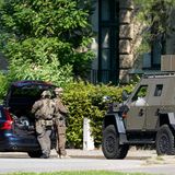 Beamte sperrten den Bereich um den Tatort weiträumig ab und durchsuchten ihn nach weiteren möglichen Verdächtigen – war aber relativ schnell sicher, dass der Angreifer allein gehandelt hat