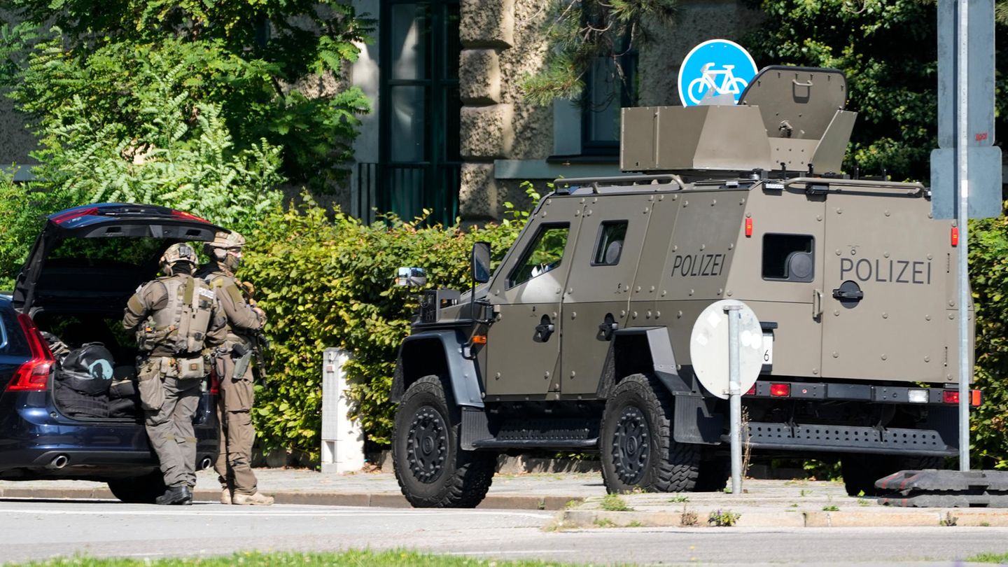 Beamte sperrten den Bereich um den Tatort weiträumig ab und durchsuchten ihn nach weiteren möglichen Verdächtigen – war aber relativ schnell sicher, dass der Angreifer allein gehandelt hat