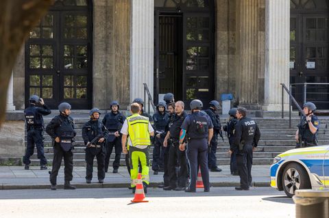 Die Hintergründe des Geschehens, das sich unter anderem auch unweit des israelischen Generalkonsulats zutrug, waren zunächst unklar. Der Angreifer erlag laut Polizei noch am Tatort seinen Verletzungen