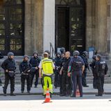 Die Hintergründe des Geschehens, das sich unter anderem auch unweit des israelischen Generalkonsulats zutrug, waren zunächst unklar. Der Angreifer erlag laut Polizei noch am Tatort seinen Verletzungen
