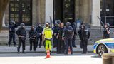 Die Hintergründe des Geschehens, das sich unter anderem auch unweit des israelischen Generalkonsulats zutrug, waren zunächst unklar. Der Angreifer erlag laut Polizei noch am Tatort seinen Verletzungen