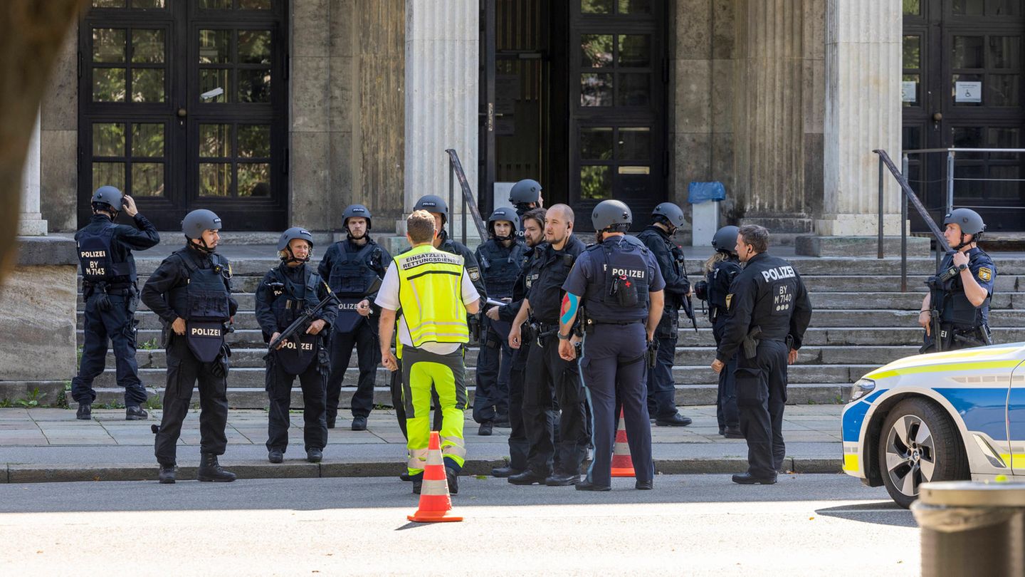 Die Hintergründe des Geschehens, das sich unter anderem auch unweit des israelischen Generalkonsulats zutrug, waren zunächst unklar. Der Angreifer erlag laut Polizei noch am Tatort seinen Verletzungen