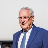 Bayerns Innenminister Joachim Herrmann (CSU) bestätigte ebenfalls "eine Reihe von Schüssen" des Verdächtigen aus einer Langwaffe. Die Polizei sei schnell alarmiert worden und schnell vor Ort gewesen, sagte Herrmann bei einem Besuch im bayerischen Burghausen vor Journalisten. Die Identität des Verdächtigen und die Hintergründe müssten nun "erstmal geklärt werden"