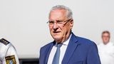 Bayerns Innenminister Joachim Herrmann (CSU) bestätigte ebenfalls "eine Reihe von Schüssen" des Verdächtigen aus einer Langwaffe. Die Polizei sei schnell alarmiert worden und schnell vor Ort gewesen, sagte Herrmann bei einem Besuch im bayerischen Burghausen vor Journalisten. Die Identität des Verdächtigen und die Hintergründe müssten nun "erstmal geklärt werden"