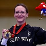 Para-Sportschützin Natascha Hiltrop sorgt dafür, dass Deutschland im Medaillenspiegel weiter klettert: Im Schießzentrum von Chateauroux triumphierte die 32-Jährige binnen zwei Tagen erneut mit dem Kleinkaliber-Gewehr und gewann ihre zweite Goldmedaille. Ihr Ergebnis von 250,2 Ringen bedeuten einen Paralympics-Rekord. Für Hiltrop, die eine inkomplette Querschnittlähmung hat, ist es die dritte paralympische Goldmedaille. Schon 2021 in Tokio war sie mit dem Luftgewehr nicht zu schlagen gewesen. Deutschland arbeitet sich durch diesen Erfolg im Medaillenspiegel weiter nach oben und hat nun siebenmal goldenes Edelmetall zu Buche stehen.