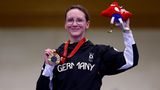 Para-Sportschützin Natascha Hiltrop sorgt dafür, dass Deutschland im Medaillenspiegel weiter klettert: Im Schießzentrum von Chateauroux triumphierte die 32-Jährige binnen zwei Tagen erneut mit dem Kleinkaliber-Gewehr und gewann ihre zweite Goldmedaille. Ihr Ergebnis von 250,2 Ringen bedeuten einen Paralympics-Rekord. Für Hiltrop, die eine inkomplette Querschnittlähmung hat, ist es die dritte paralympische Goldmedaille. Schon 2021 in Tokio war sie mit dem Luftgewehr nicht zu schlagen gewesen. Deutschland arbeitet sich durch diesen Erfolg im Medaillenspiegel weiter nach oben und hat nun siebenmal goldenes Edelmetall zu Buche stehen.