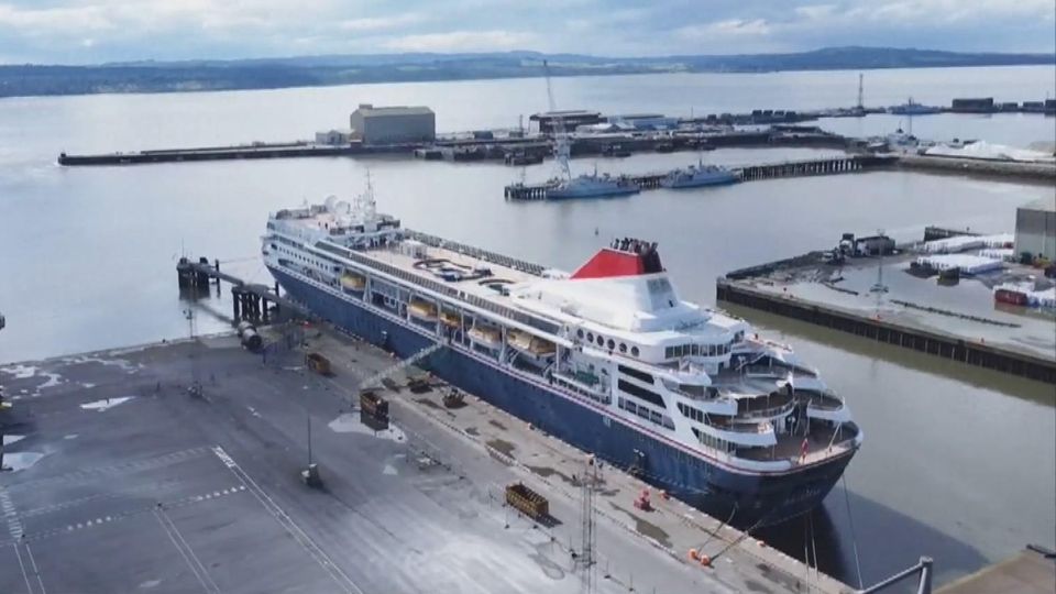 Irland statt Weltreise: Passagiere verkauften Häuser für XXL-Kreuzfahrt – nun steckt der Luxus-Liner fest