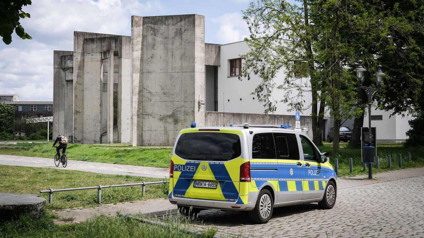 Ein Polizeiauto steht zum Schutz vor einer Synagoge in Duisburg