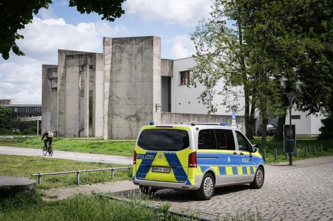 Ein Polizeiauto steht zum Schutz vor einer Synagoge in Duisburg