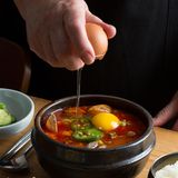 Soon Tofu mit Rind, Austern und Muscheln