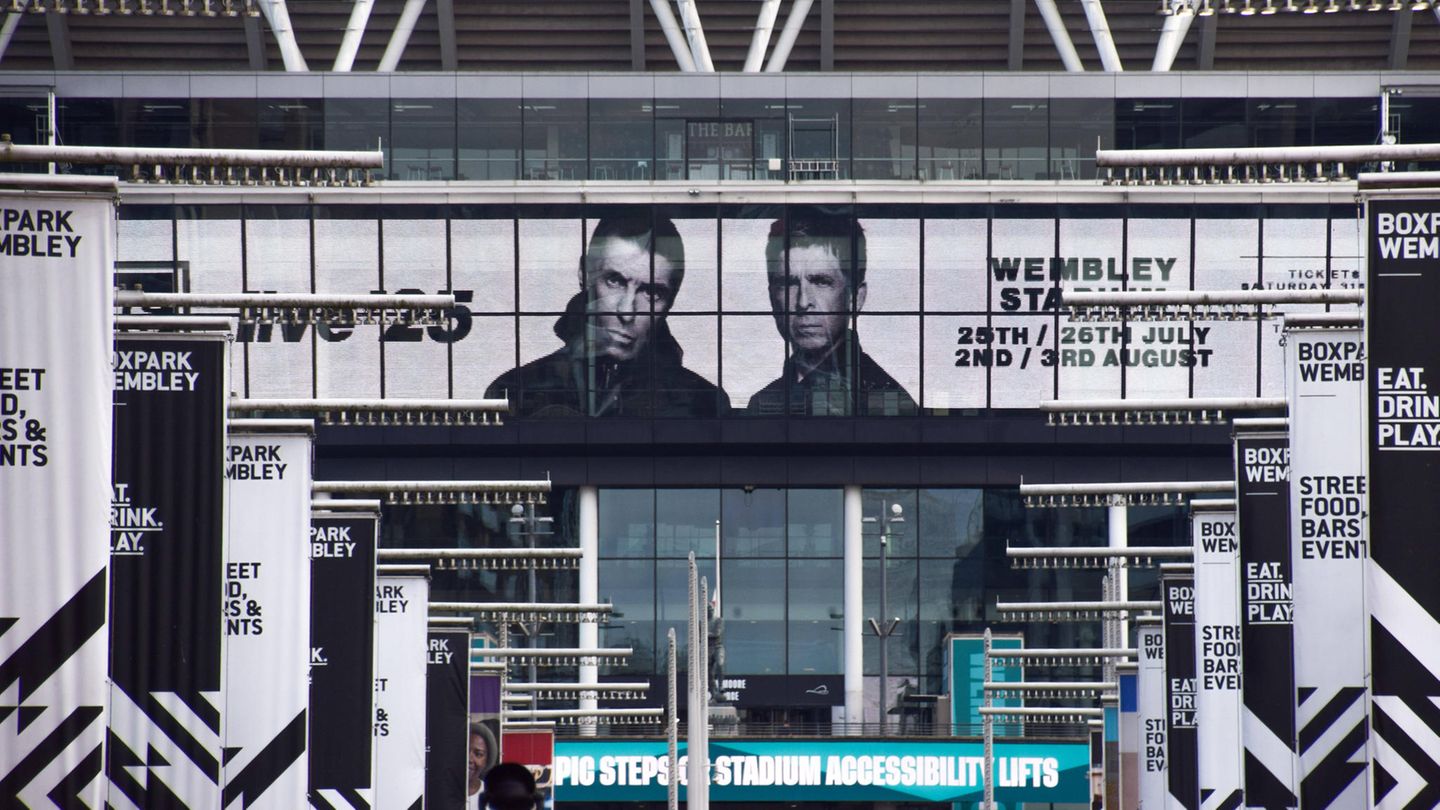 Das Wembley-Stadion in London macht bereits Werbung für die Oasis-Konzerte