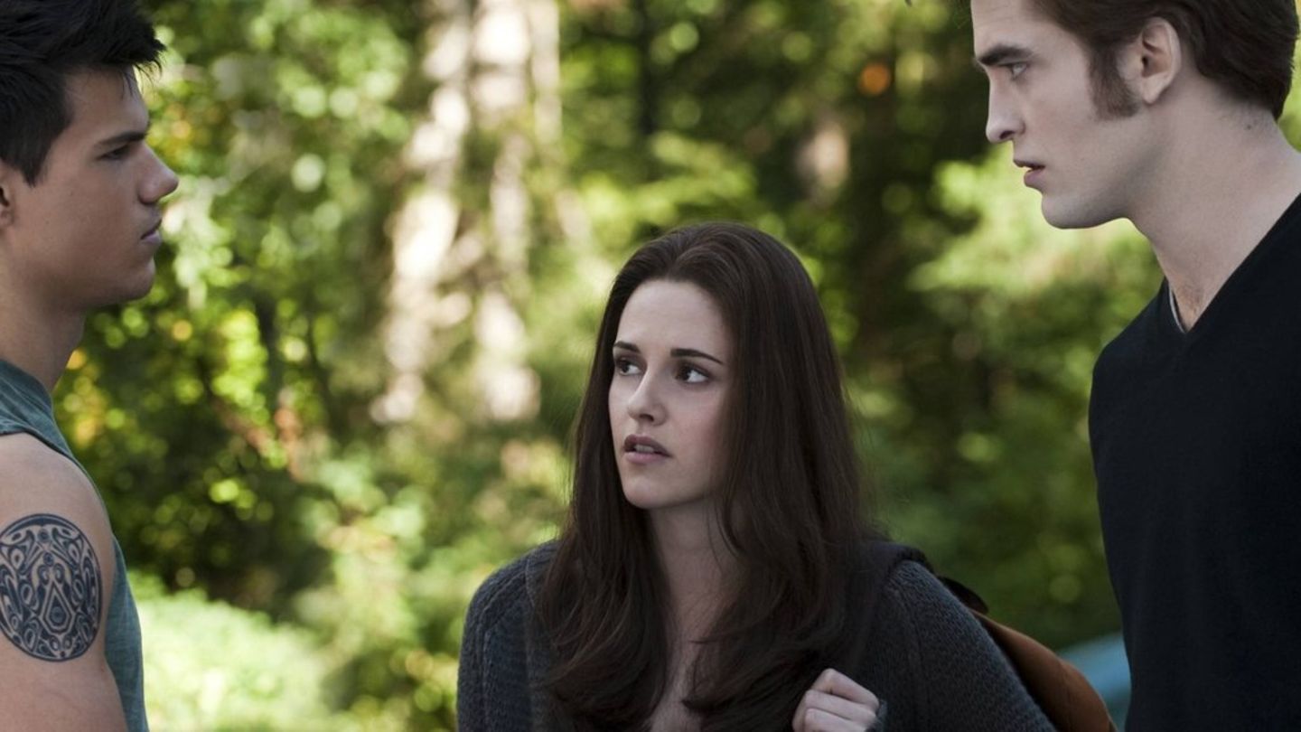 Robert Pattinson und Kristen Stewart spielten den Vampir Edward und die Highschool-Schülerin Bella in den Verfilmungen der