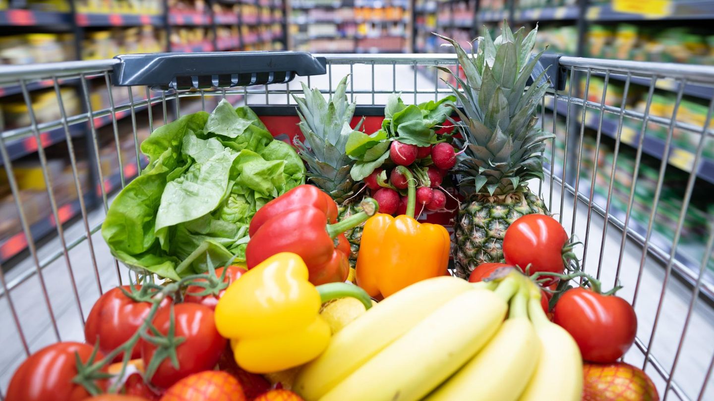 Mehr Obst und Gemüse oder Intervallfasten? Buntes Obst und Gemüse liegen in einem Einkaufswagen im Supermarkt