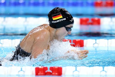 Elena Krawzow zieht ihrem Team-Kollegen Engel nach, beide deklassieren die Konkurrenz: Beim Finale über 100 Meter Brust stellt sie einen Weltrekord auf und gewinnt die Goldmedaille für Deutschland, in 1:12.54 Minuten. Der Vorsprung auf die Zweitplatzierte betrug über drei Sekunden. Die 29-Jährige hat eine Sehbehinderung. Kurz nach dem Gewinn ihrer ersten Goldmedaille bei den Paralympics in Tokio 2021 war bei ihr auch ein bösartiger Hirntumor festgestellt worden. Nach einer erfolgreichen Operation im November 2021 folgte die Chemotherapie.