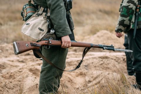 Ein Gewehr in der Hand eines Schauspielers