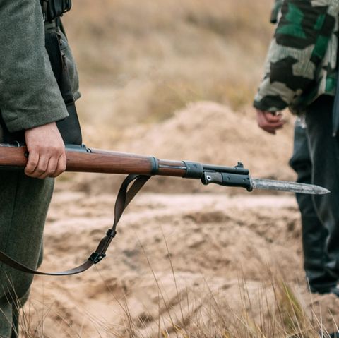 Ein Gewehr in der Hand eines Schauspielers