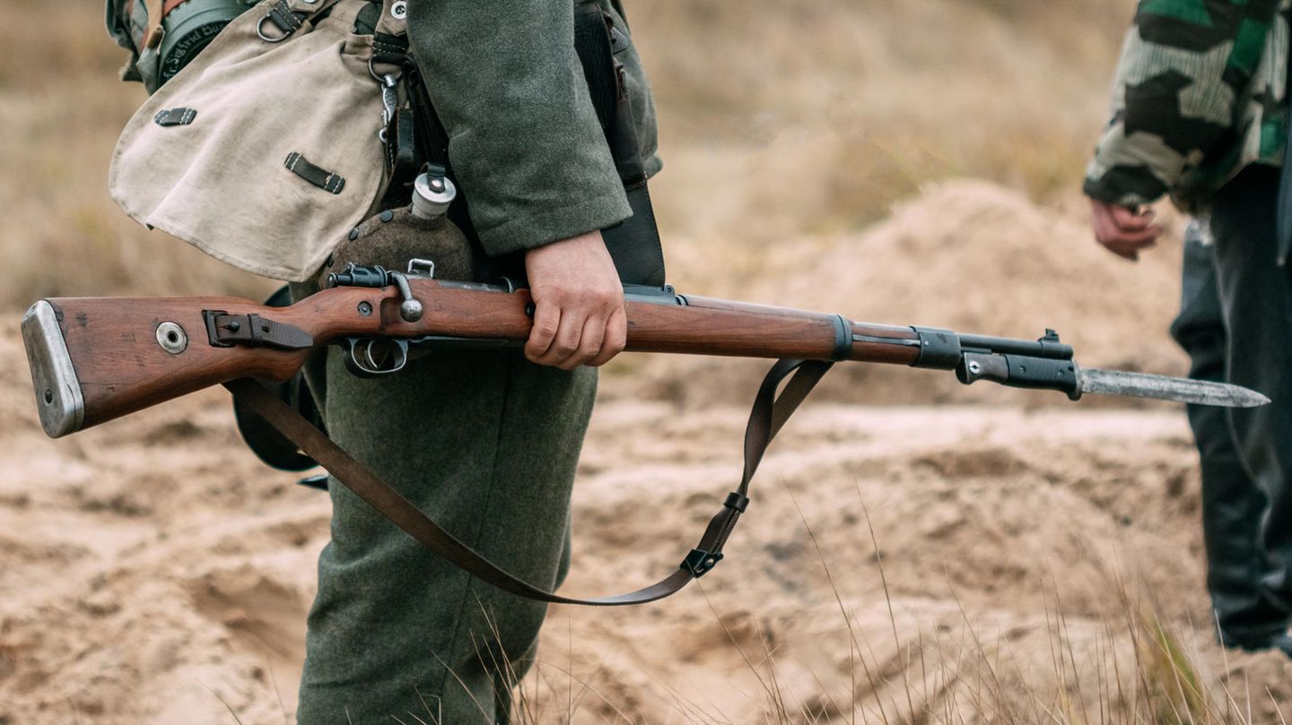 Ein Gewehr in der Hand eines Schauspielers