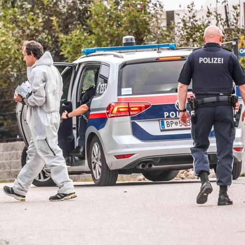 Einsatzkräfte der österreichischen Polizei arbeiten am Einsatzort, wo der mutmaßliche Schütze von München zuletzt gemeldet war