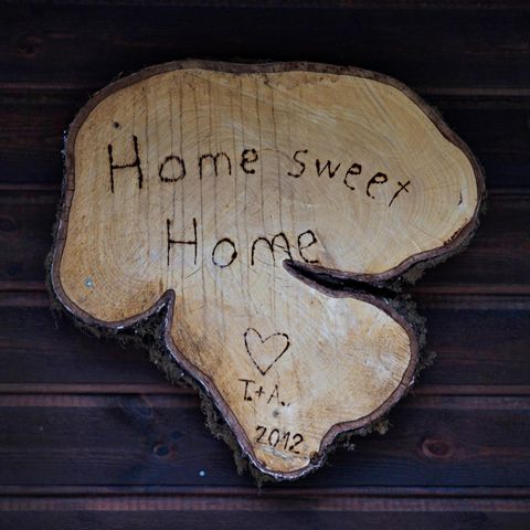 Holzscheibe mit der Aufschrift "Home sweet Home"