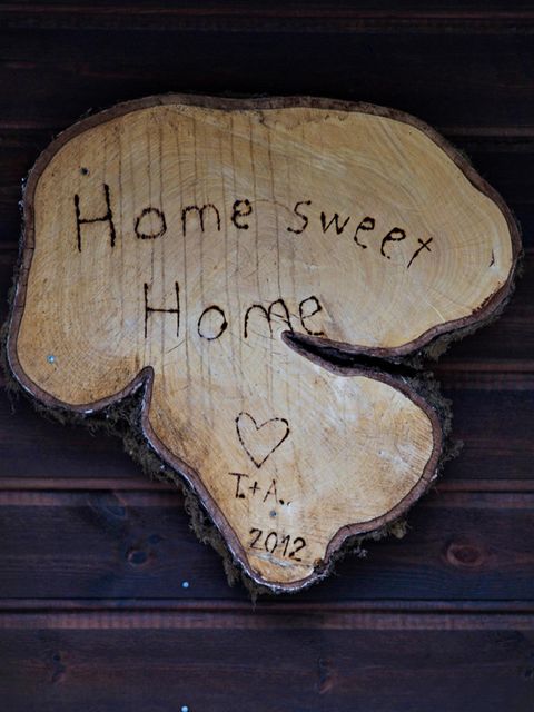 Holzscheibe mit der Aufschrift "Home sweet Home"