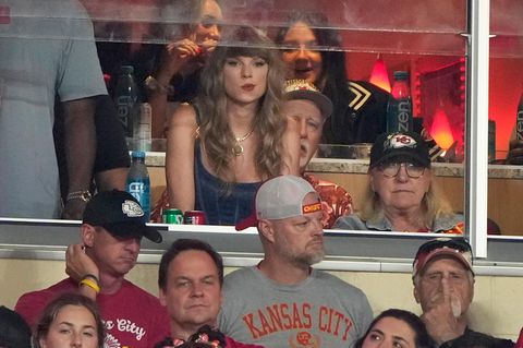 Taylor Swift sieht sich ein Football-Spiel an