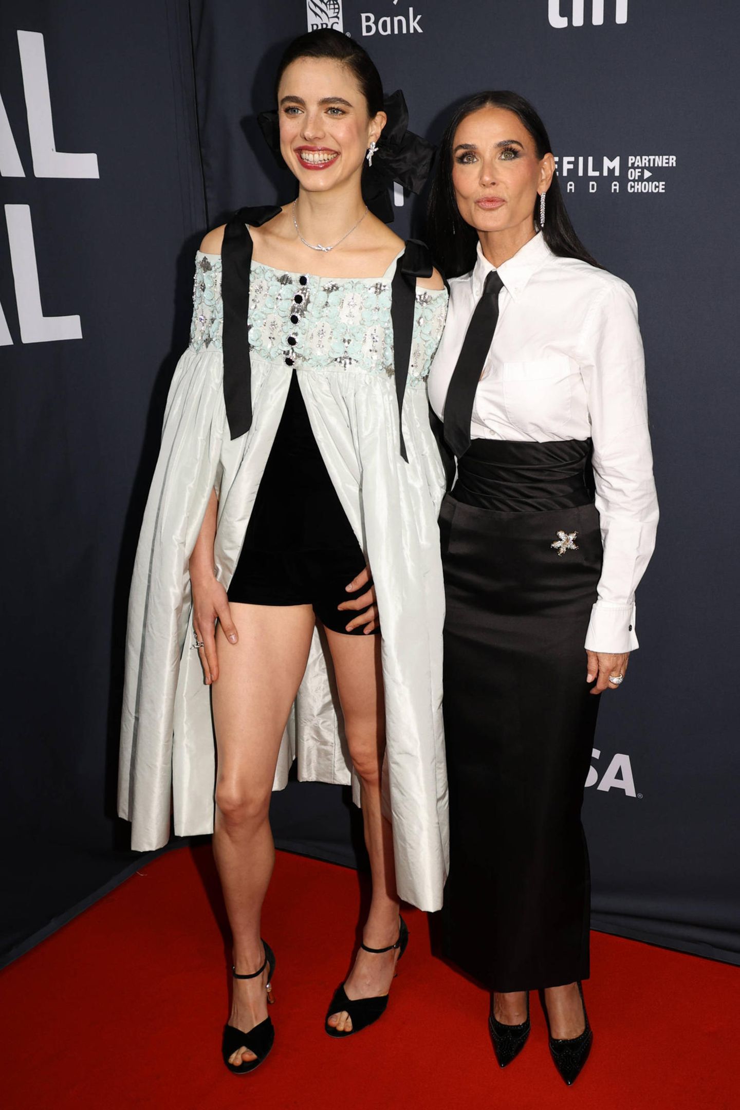 Vip Outfits: Margaret Qualley und Demi Moore