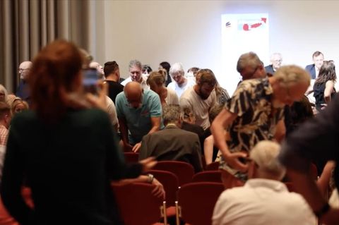 Lauter "Taschenalarm": Schrille Störgeräusche unterbrechen AfD-Event in Essen