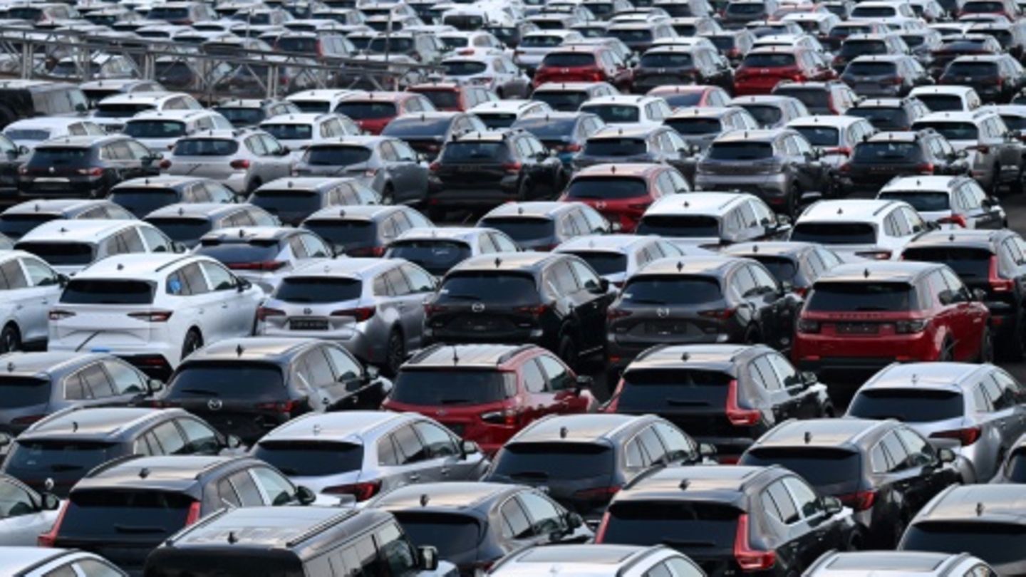 Autos für den Export im Hafen Duisburg