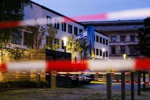 Das durch Polizeiband abgesperrte israelische Generalkonsulat in München