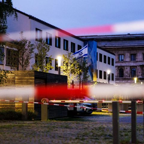 Das durch Polizeiband abgesperrte israelische Generalkonsulat in München