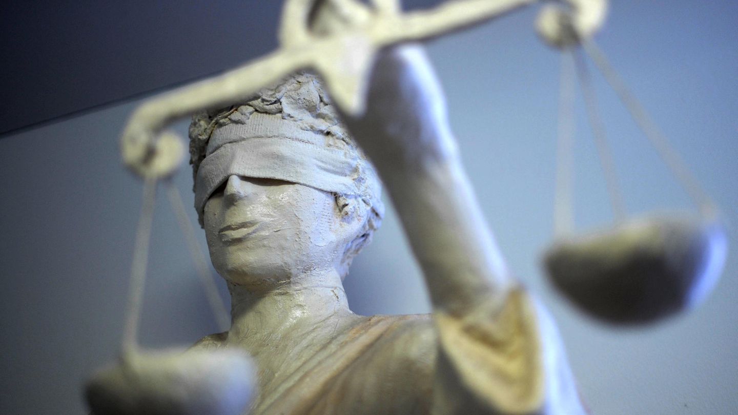 Prozess um mutmaßliche Misshandlung: Eine Justitia-Statue in einem Gerichtsgebäude