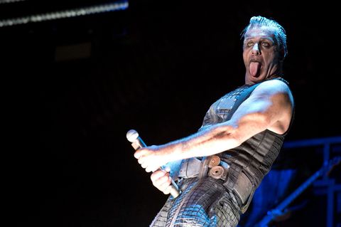 Rammstein-Frontmann Till Lindemann macht eine öbszöne Geste mit einem Mikrofon