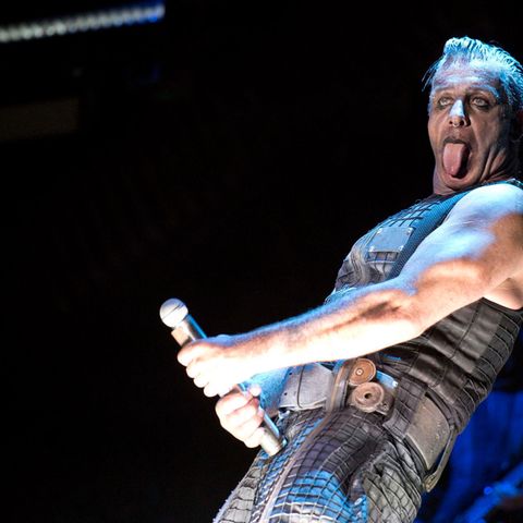 Rammstein-Frontmann Till Lindemann macht eine öbszöne Geste mit einem Mikrofon