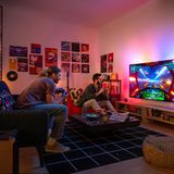 IFA 2024: Zwei Männer spielen an einem Philips OLED+955 Fernseher ein Videospiel